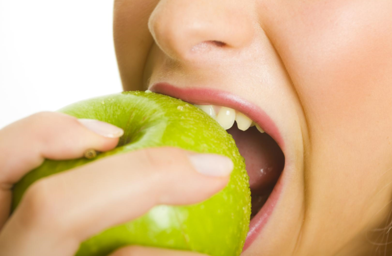 Alimentos que cuidan tus dientes y protegen tus encías