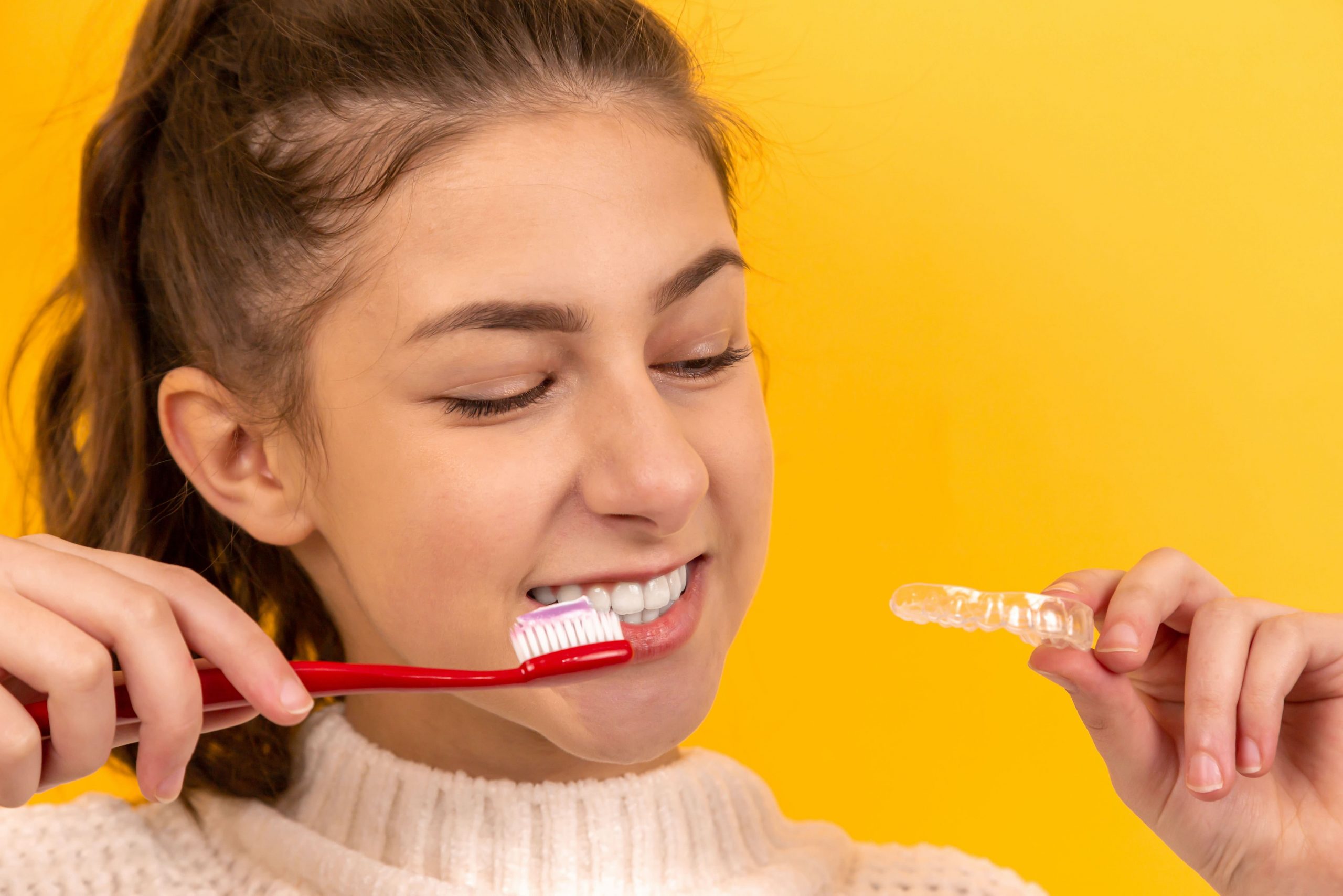 Consejos para limpiar un aparato dental invisible